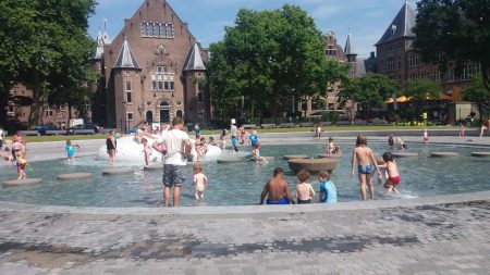 Tegels rondom het kinderbad in het Amsterdamse Oosterpark liggen weer vast met CityPro van PVN