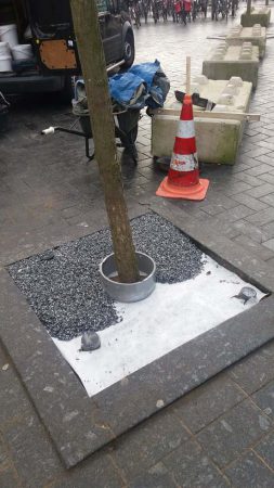 Het Rokin in Amsterdam heeft onkruidvrije boomspiegels dankzij CityKrans van PVN Bestratingsvoegen