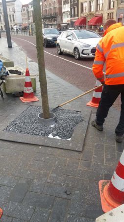 Het Rokin in Amsterdam heeft onkruidvrije boomspiegels dankzij CityKrans van PVN Bestratingsvoegen