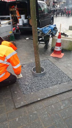 Het Rokin in Amsterdam heeft onkruidvrije boomspiegels dankzij CityKrans van PVN Bestratingsvoegen