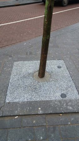 Het Rokin in Amsterdam heeft onkruidvrije boomspiegels dankzij CityKrans van PVN Bestratingsvoegen